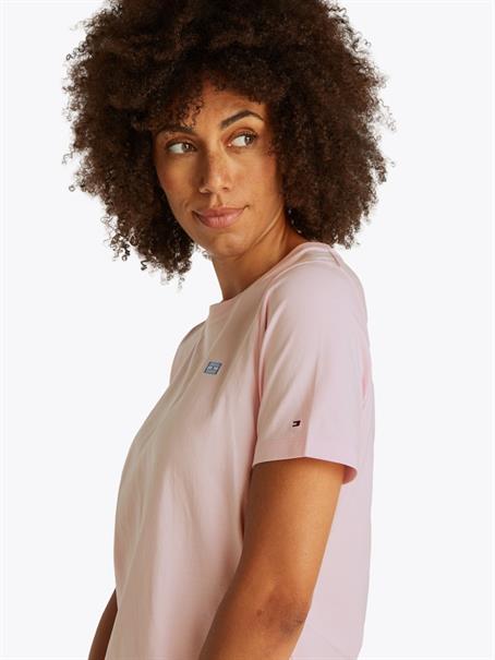 REG CONTRAST FLAG SS TEE light pink