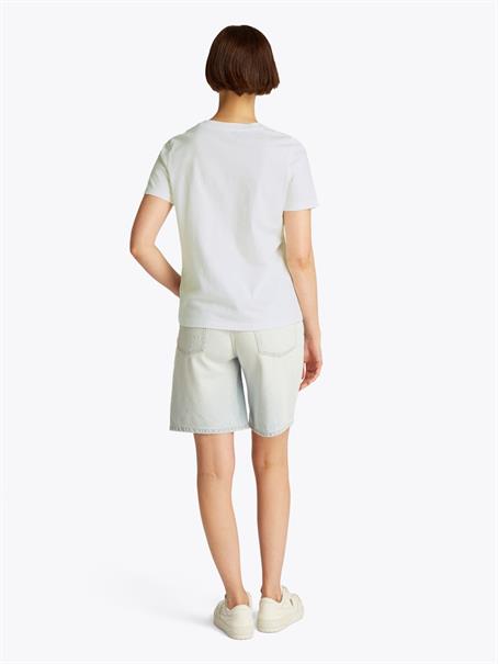 REG SCRIPT C-NK TEE SS ecru