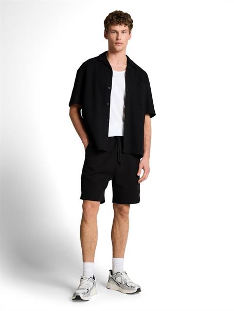 Relaxed Shorts mit Waffelstruktur black