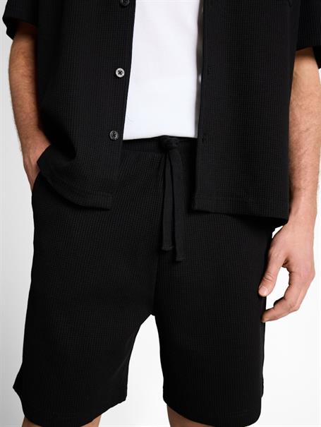 Relaxed Shorts mit Waffelstruktur black