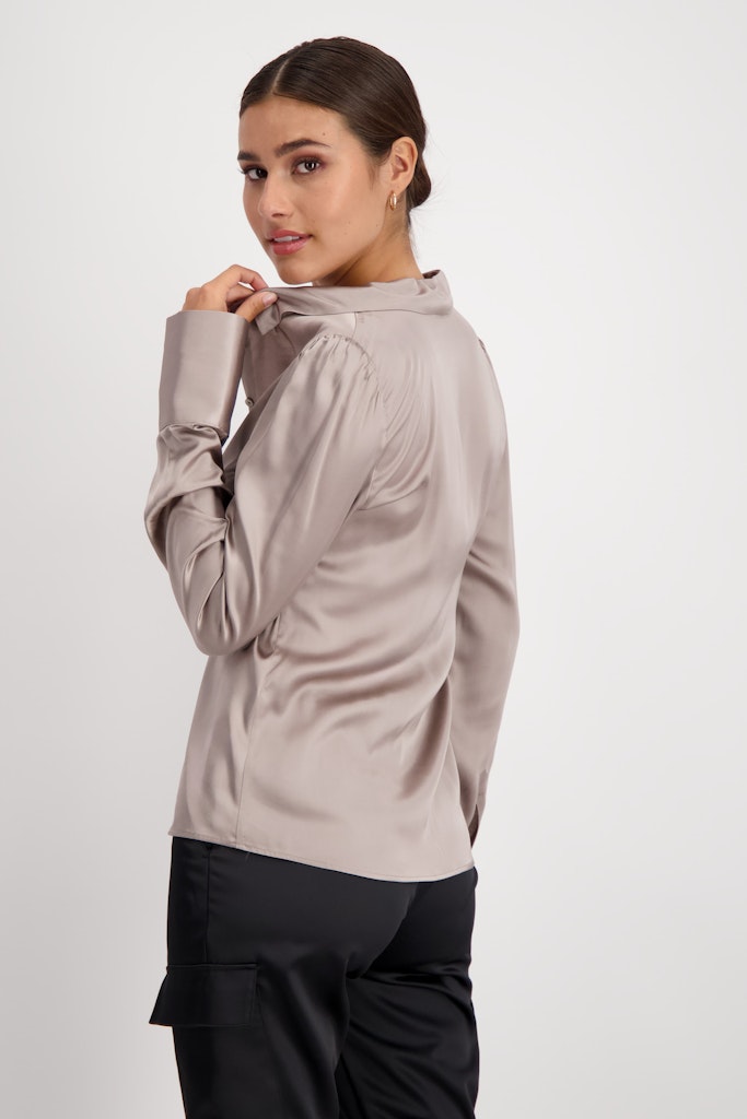 satin-bluse-zum-knöpfen-toffee
