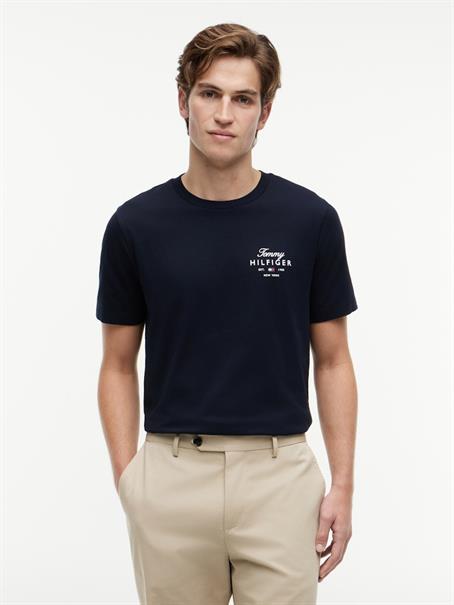 SCRIPT STACK REGULAR TEE desert sky