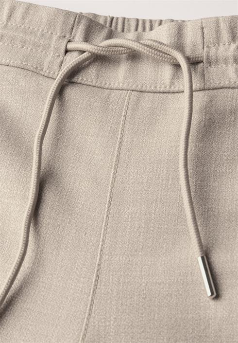 sheer-beige-mel