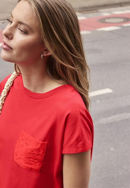 Shirt mit Rundhals und Spitzentasche chili red