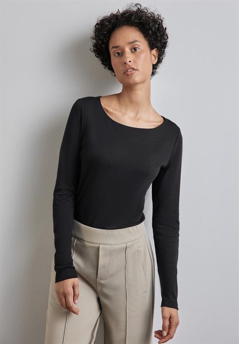 shirt-mit-u-boot-ausschnitt-black