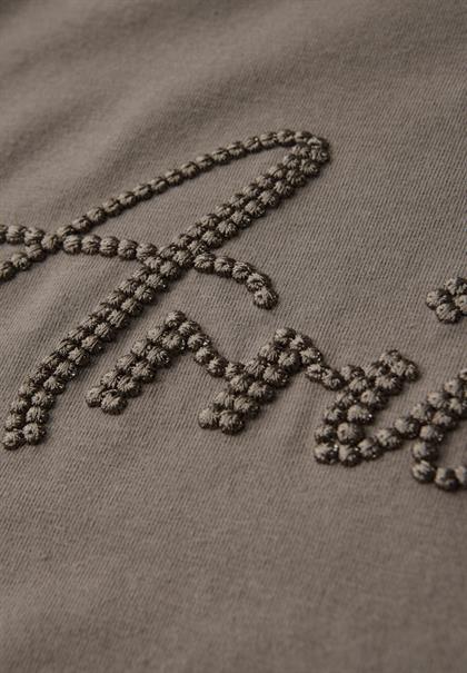 Shirt mit Wording-Stickerei dark tumbled beige