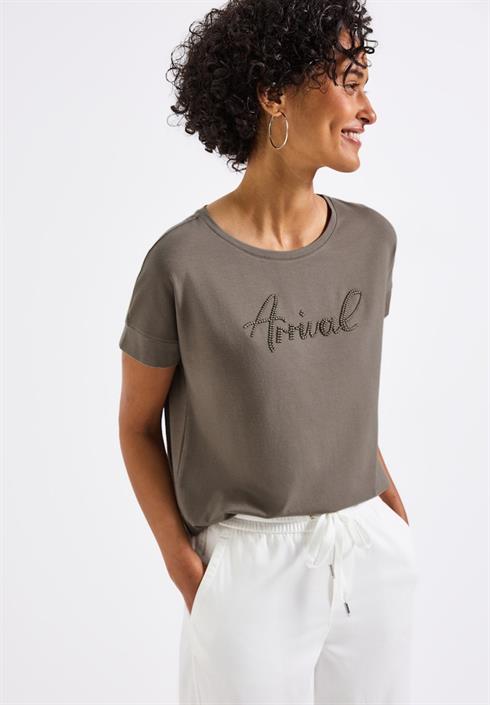 shirt-mit-wording-stickerei-dark-tumbled-beige