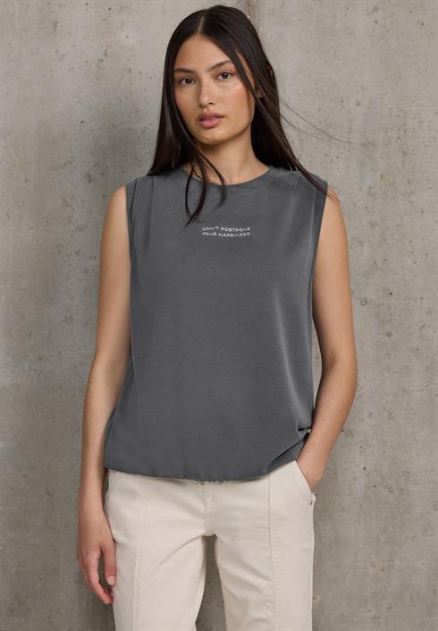 silk-look-top-mit-wording-dusted-grey