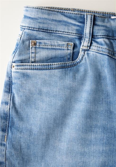 skinny-fit-jeans-light-blue-wash