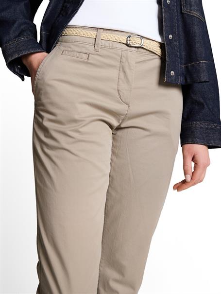 Slim Chino Hose mit Gürtel soft taupe grey