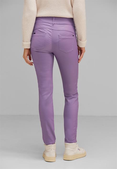slim-fit-hose-mit-coating-dusty-lupine-lilac