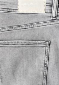 Slim Leg Bermuda mit Turn-Up-Detail mid grey wash