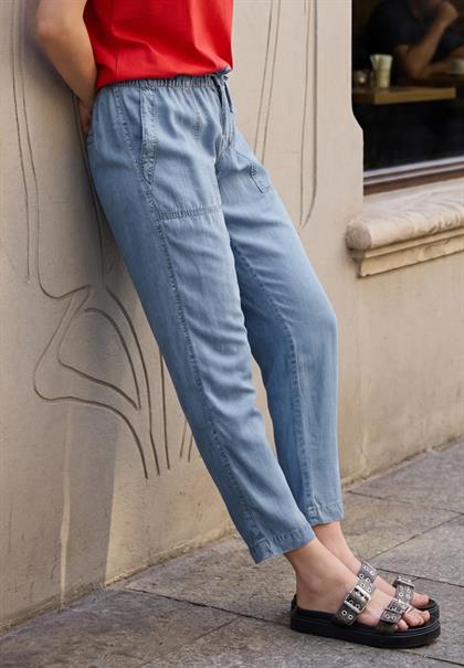 Slim Leg Jogg Pants im Loose Fit light blue soft wash