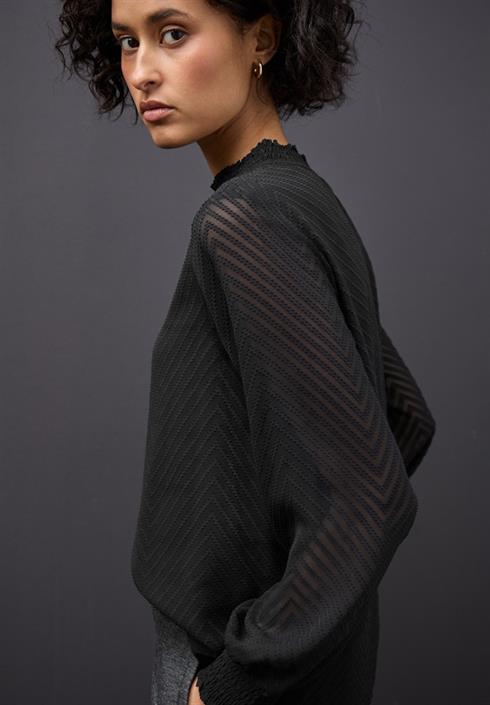 smok-detail-chiffon-bluse-black