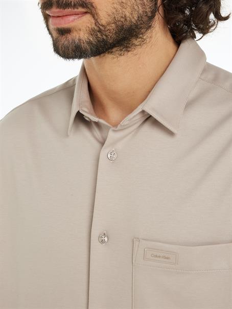 SMOOTH COTTON POCKET S/S SHIRT atmosphere