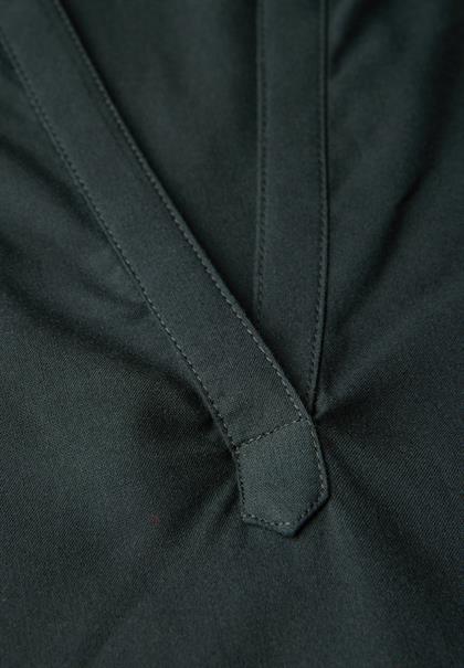 Split Neck Bluse in Unifarbe pine grove green