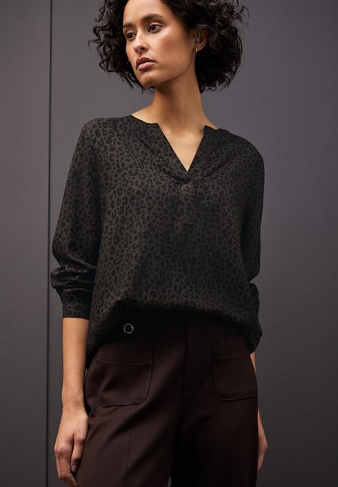 split-neck-leo-bluse-darkest-brown