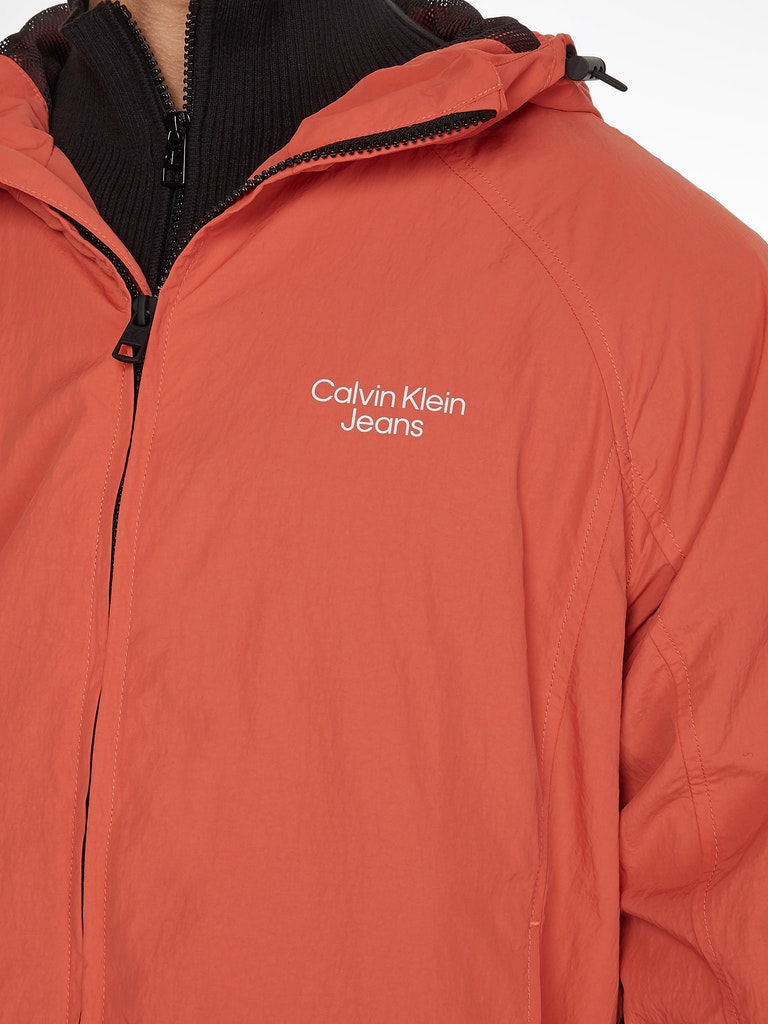 Calvin Klein Jeans Herren Jacke STACKED LOGO WINDBREAKER rhubarb  