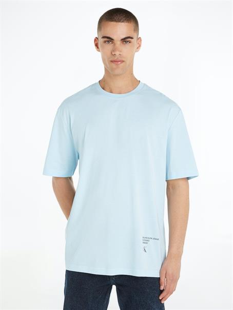 STACKED MODERN METALS TEE keepsake blue