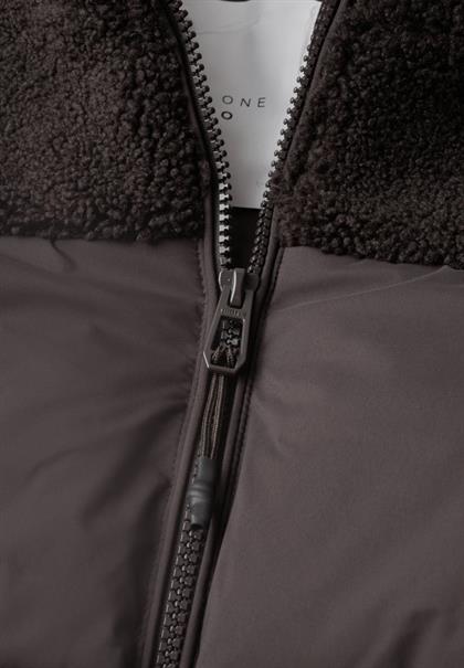 Steppjacke mit Teddy-Details charred brown