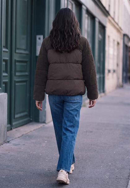 Steppjacke mit Teddy-Details charred brown