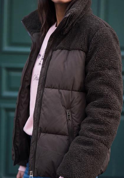 Steppjacke mit Teddy-Details charred brown