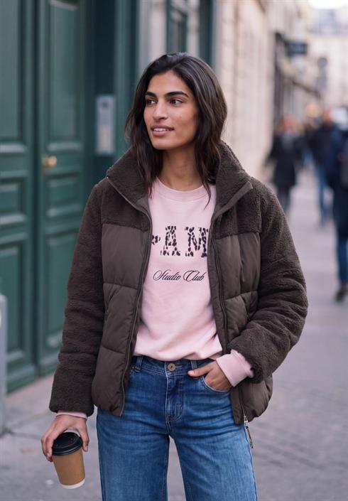 steppjacke-mit-teddy-details-charred-brown
