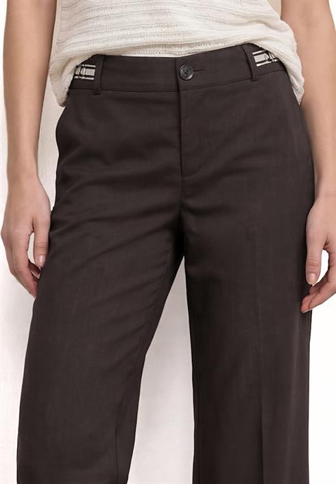 straight-leg-hose-mit-gürteldetails-espresso-brown