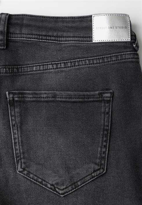 straight-leg-jeans-black-soft-wash