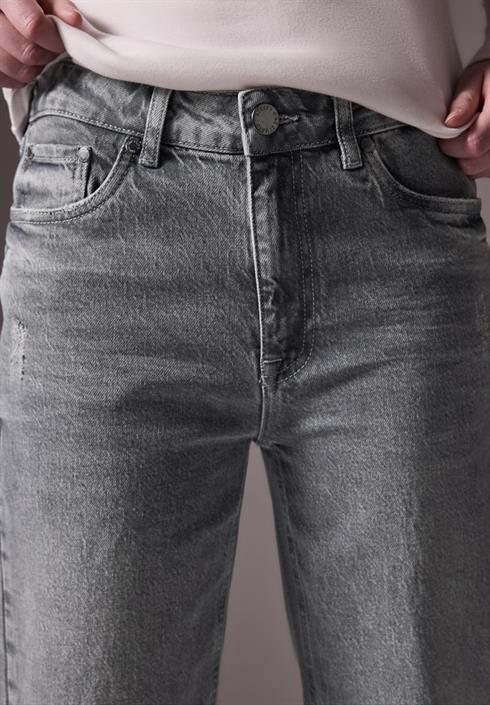 straight-leg-jeans-ice-grey-wash