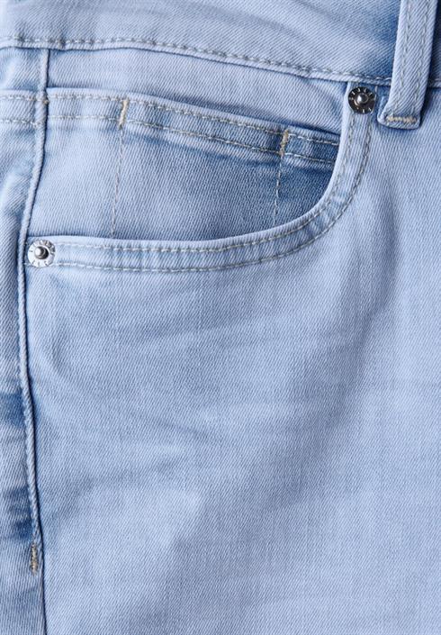 straight-leg-jeans-ultra-bleach-wash