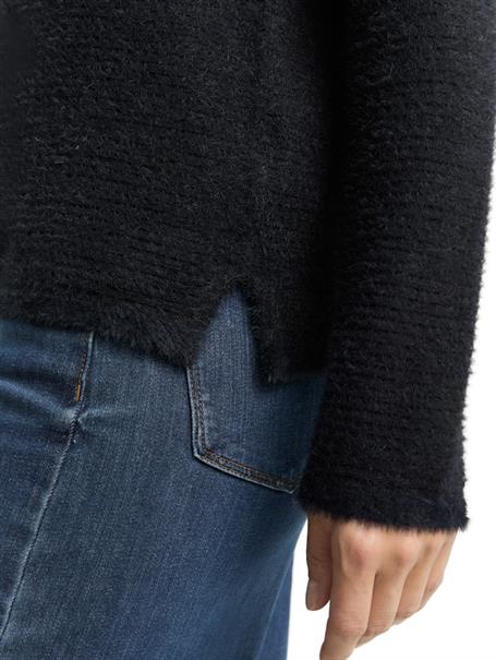 Strickpullover aus Federgarn black stripe with featheryarn