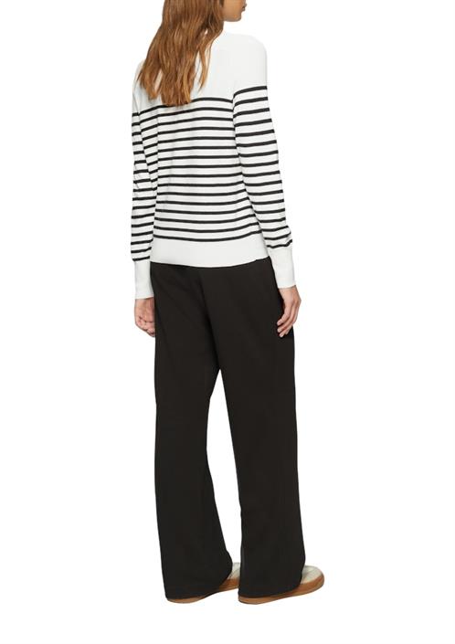 strickpullover-creme-schwarz