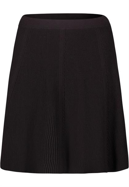 Strickrock ausgestellt black beauty