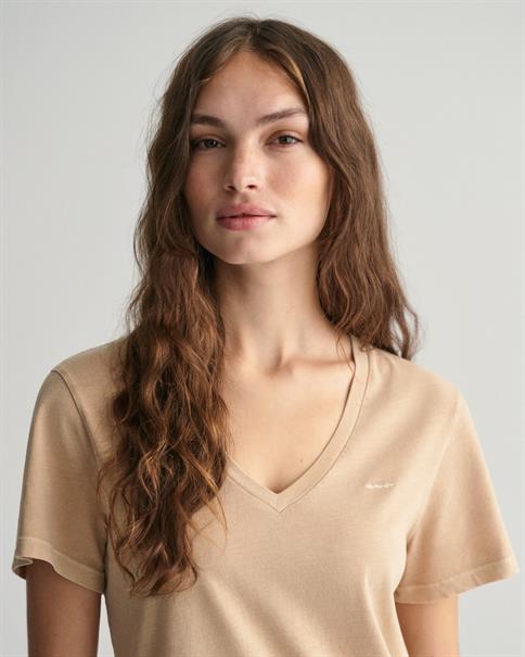 Sunfaded V-Neck T-Shirt dry sand