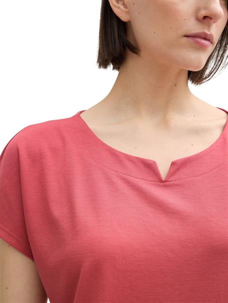 T-Shirt aus Materialmix berry red