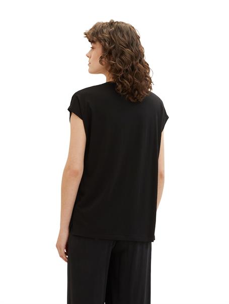 T-Shirt mit aufgesetzten Taschen deep black