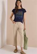 T-Shirt mit Boat Neck und Frontprint urban dark blue