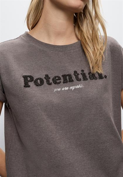 T-Shirt mit Bouclé Wording dark nomad brown mel.
