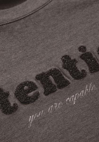 T-Shirt mit Bouclé Wording dark nomad brown mel.