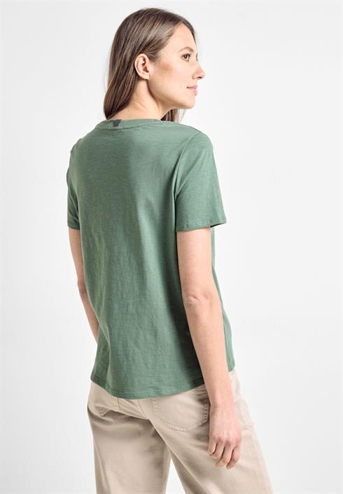 t-shirt-mit-brustprint-raw-salvia-green