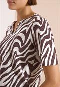 T-Shirt mit Split Neck mit Print brown cacao