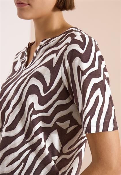 T-Shirt mit Split Neck mit Print brown cacao