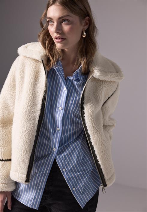 teddy-jacke-mit-details-lucid-white