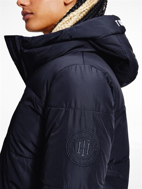 TH ESS SORONA PADDED LOGO COAT desert sky