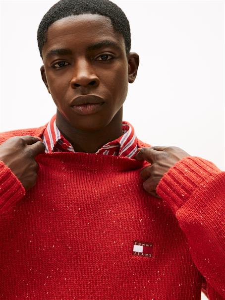 TJM REG BADGE SWEATER EXT terracotta red