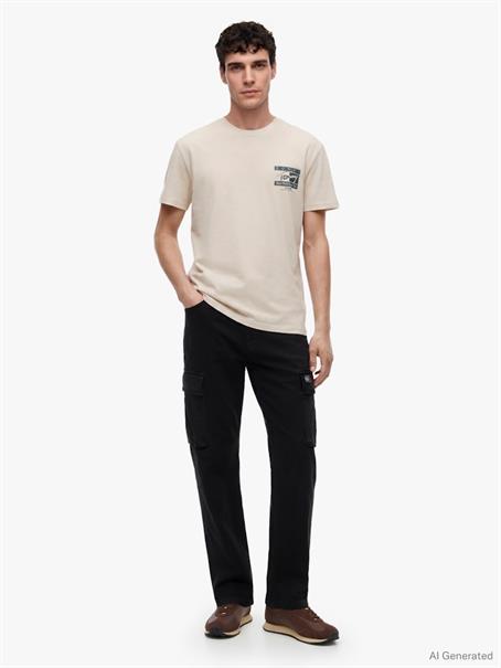 TJM REG SIGN FLAG SS TEE EXT classic beige