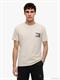TJM REG SIGN FLAG SS TEE EXT classic beige