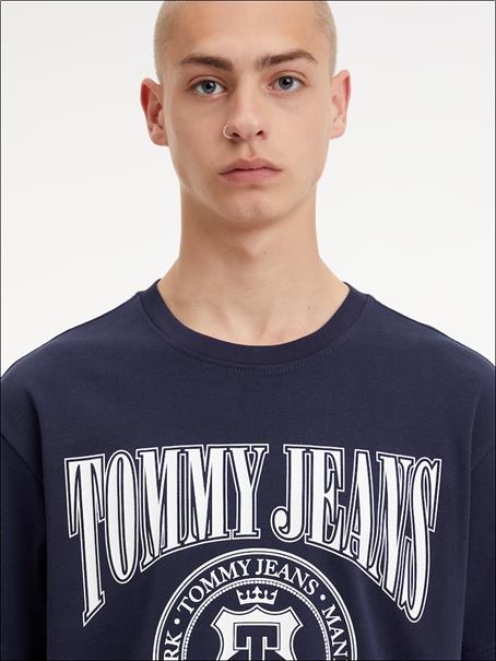 TJM RLXD VARSITY LOGO TEE twilight navy