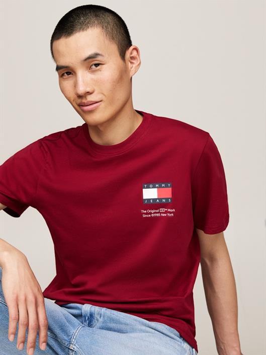 tjm-slim-essential-flag-tee-ext-red-carpet
